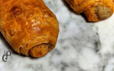 Delicioso bocadito hojaldrado de atún y pimientos.